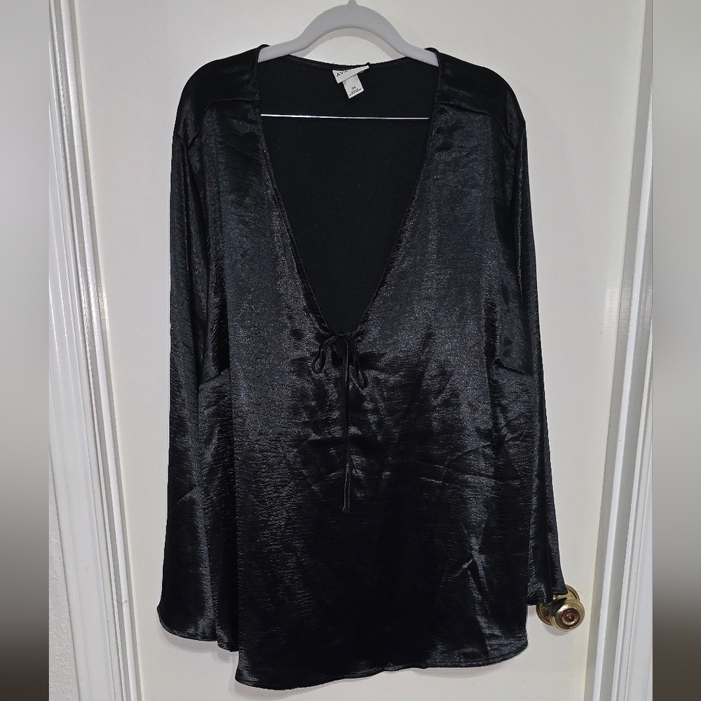 #2690 Ava & Viv Black Satin Flared Sleeve Top - Picture 3 of 7